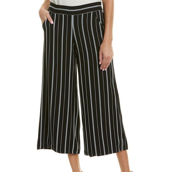 Max Studio Pants - Max Studio black & white pin stripped crop pants